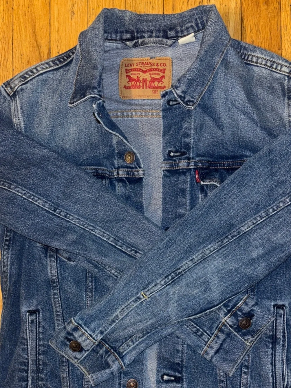Levi's Classic Medium Wash Denim Trucker Jacket - Small